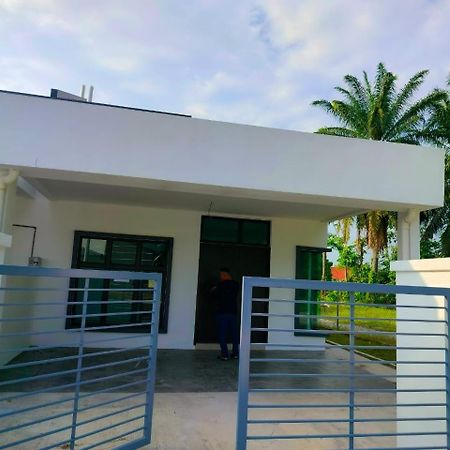 Aiman'S Rose Homestay Teluk Panglima Garang Bagian luar foto