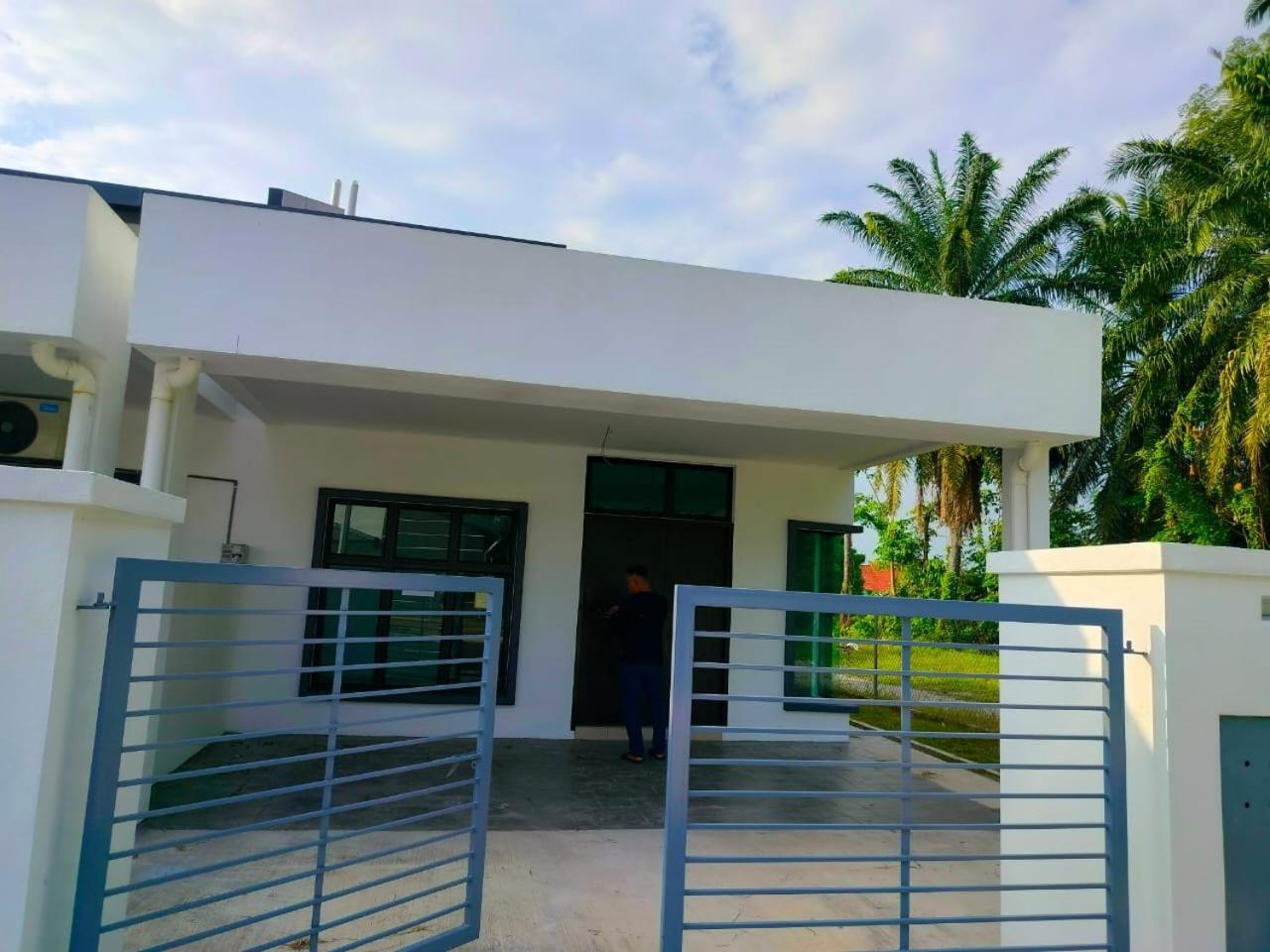 Aiman'S Rose Homestay Teluk Panglima Garang Bagian luar foto